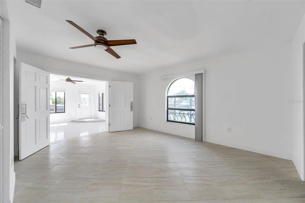 Empty room, Interior