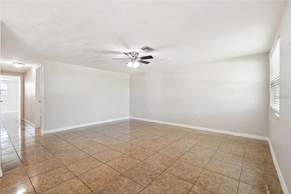 Empty room, Interior