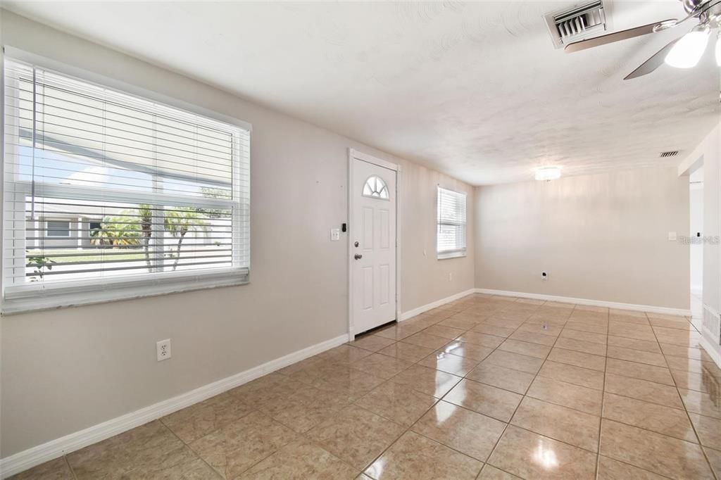 Empty room, Interior