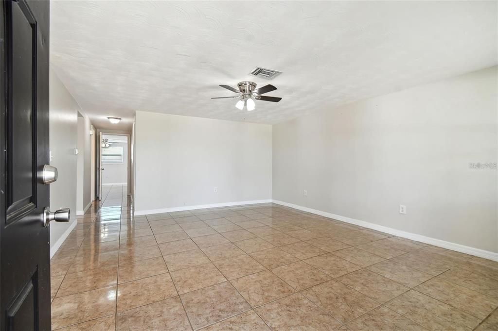 Empty room, Interior