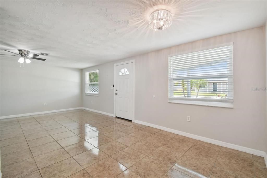 Empty room, Interior