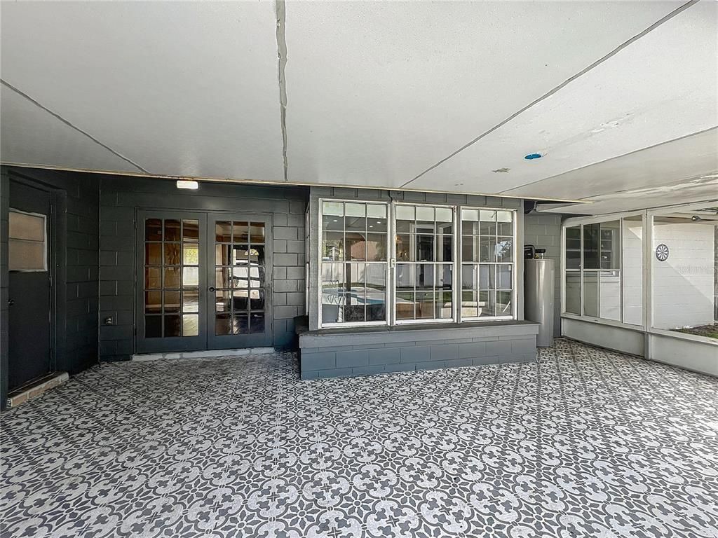 Empty room, Interior