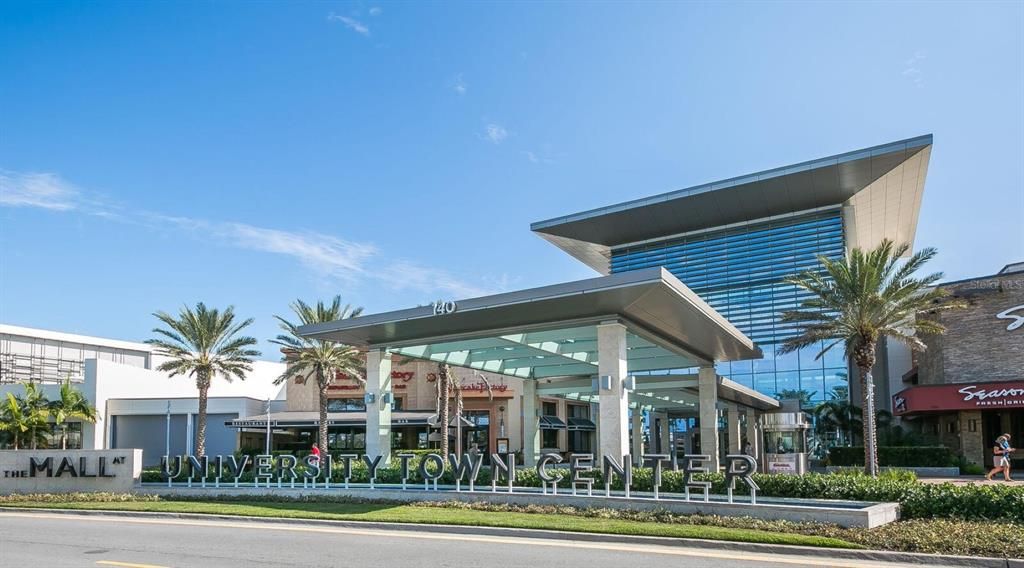 Exterior, Facade, Modern
