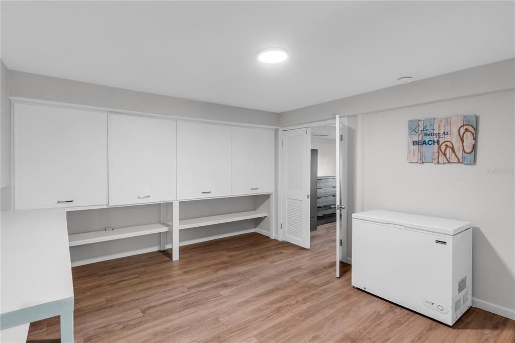 Interior, Recessed Lighting, Washer, Wood Texture Flooring