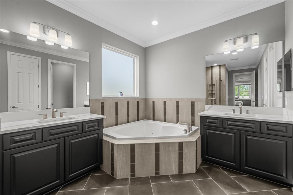 Bathroom, Dual Sink Vanities, Interior, Recessed Lighting