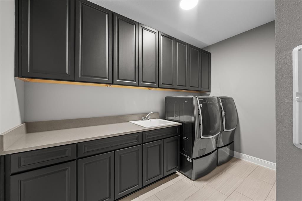 Interior, Recessed Lighting, Washer, Wood Texture Flooring