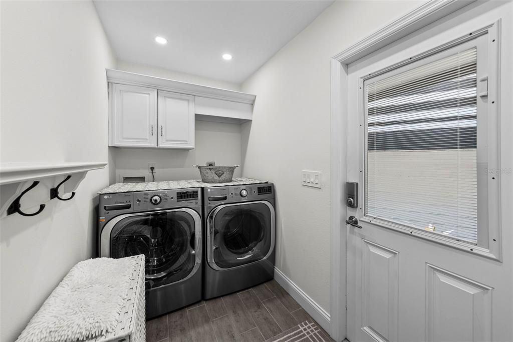 Interior, Recessed Lighting, Washer, Wood Texture Flooring