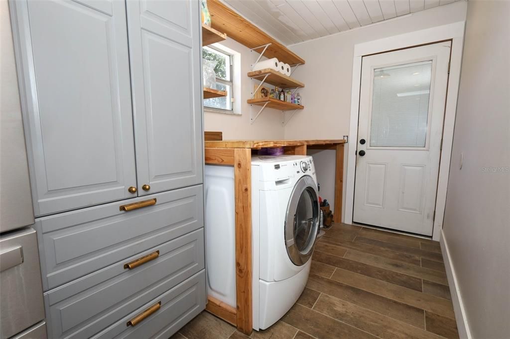 Interior, Washer, Wood Texture Flooring