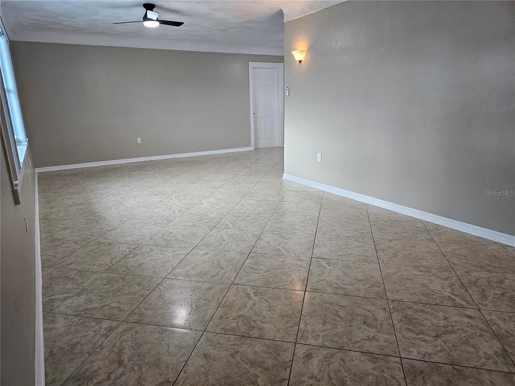 Empty room, Interior