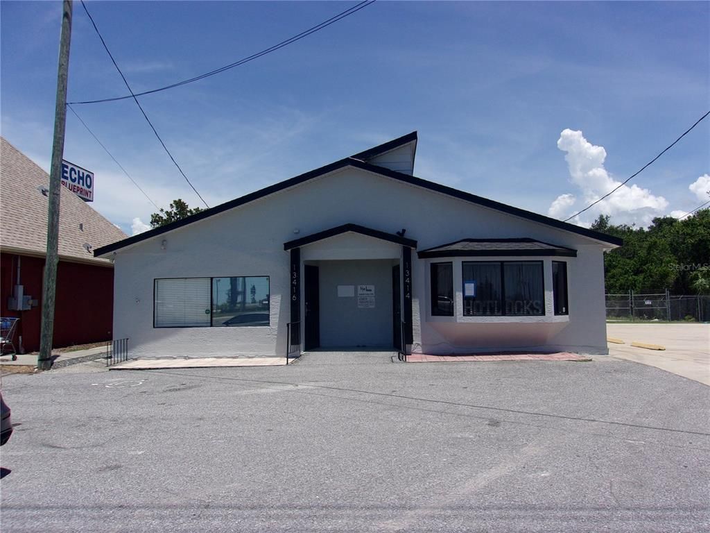 Exterior, Facade, Ranch