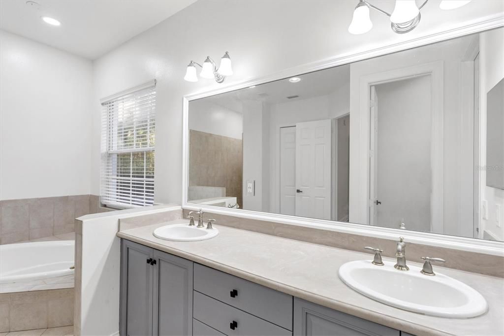 Bathroom, Dual Sink Vanities, Interior, Recessed Lighting