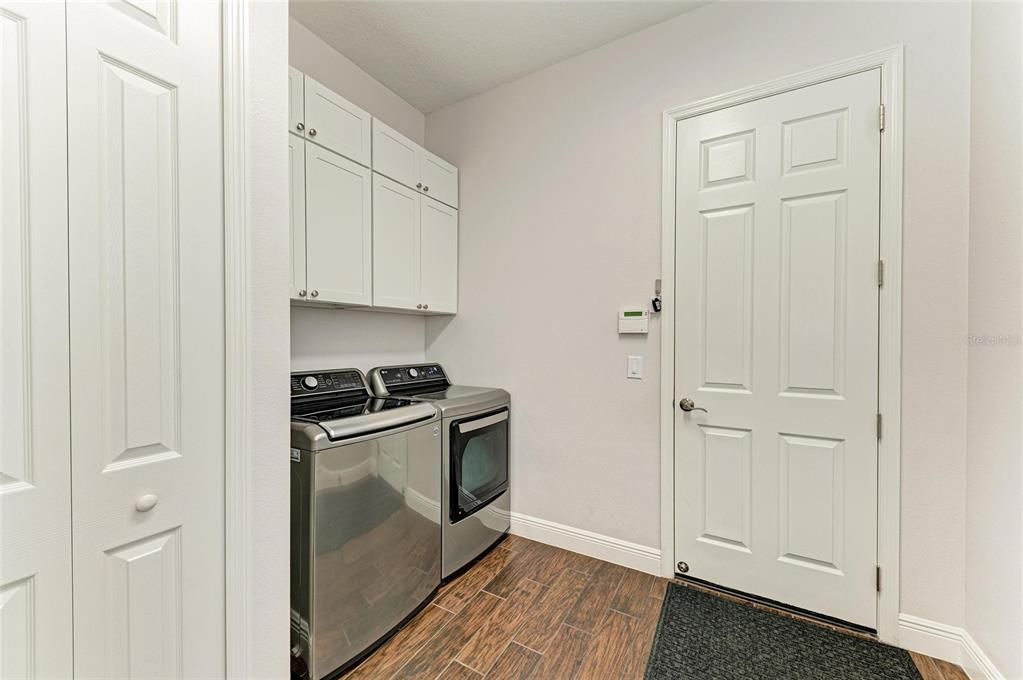 Interior, Washer, Wood Texture Flooring