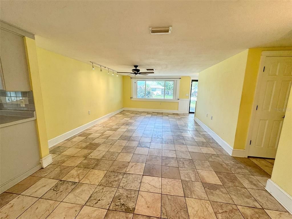 Empty room, Interior