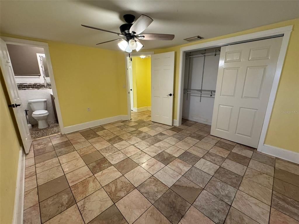 Empty room, Interior