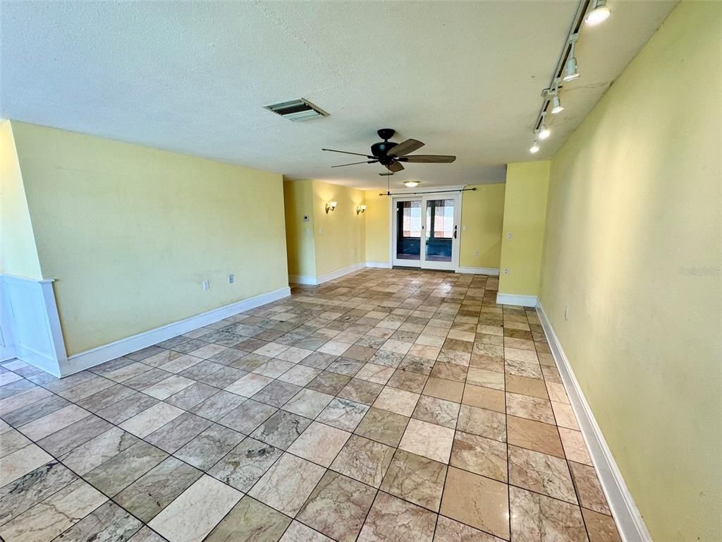 Empty room, Interior