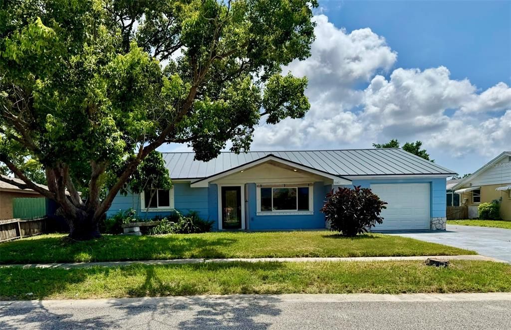 Attached, Exterior, Facade, Ranch