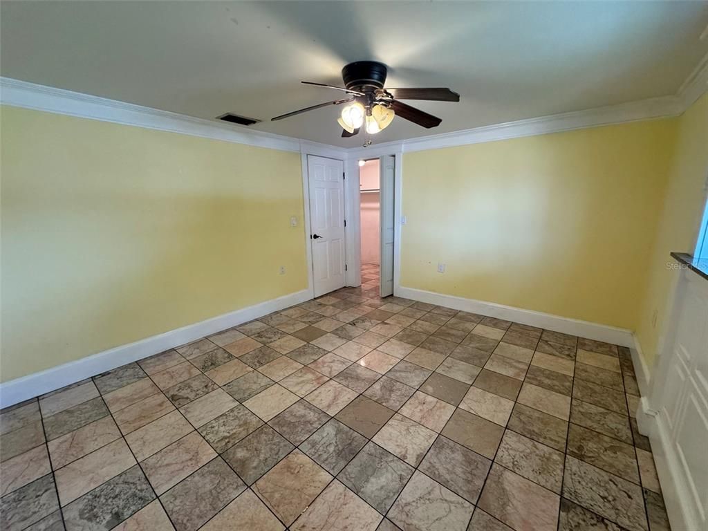 Empty room, Interior