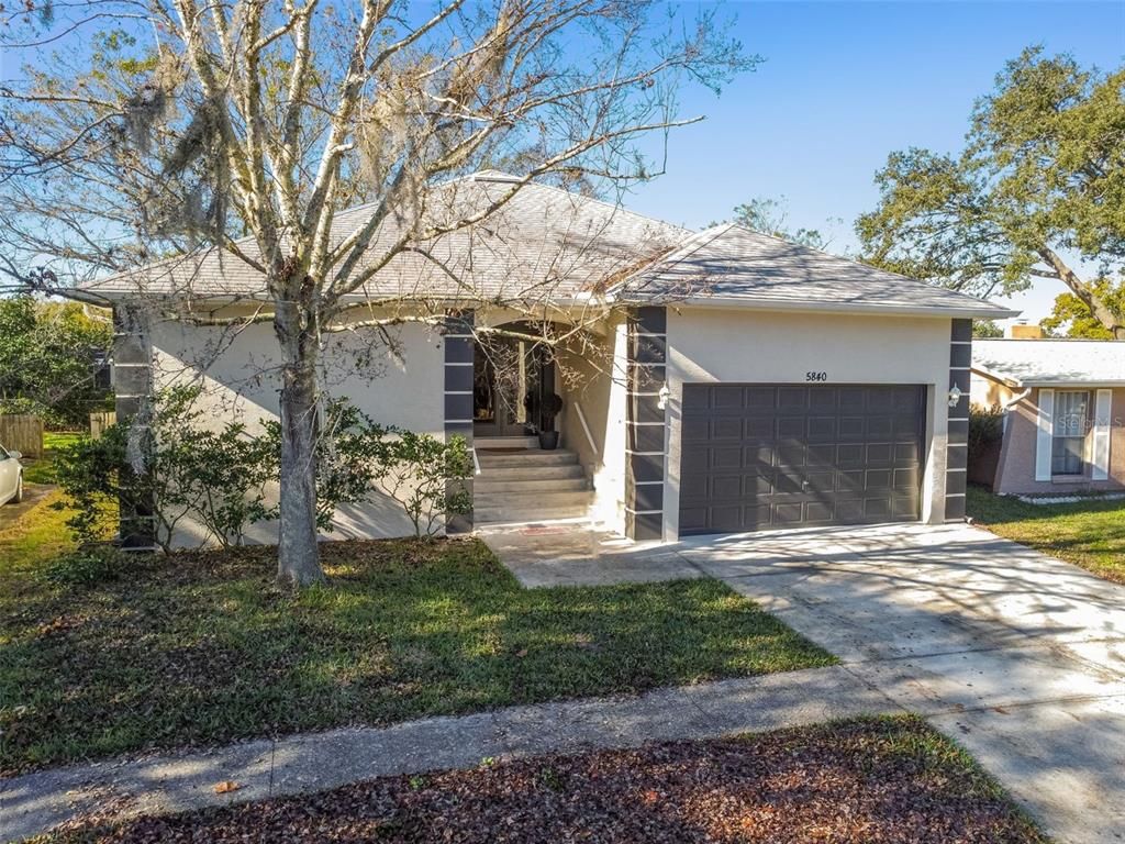 Attached, Exterior, Facade, Ranch