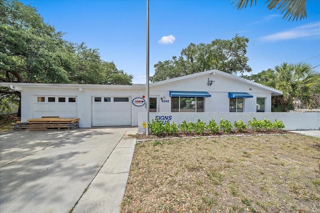 Attached, Exterior, Facade, Ranch
