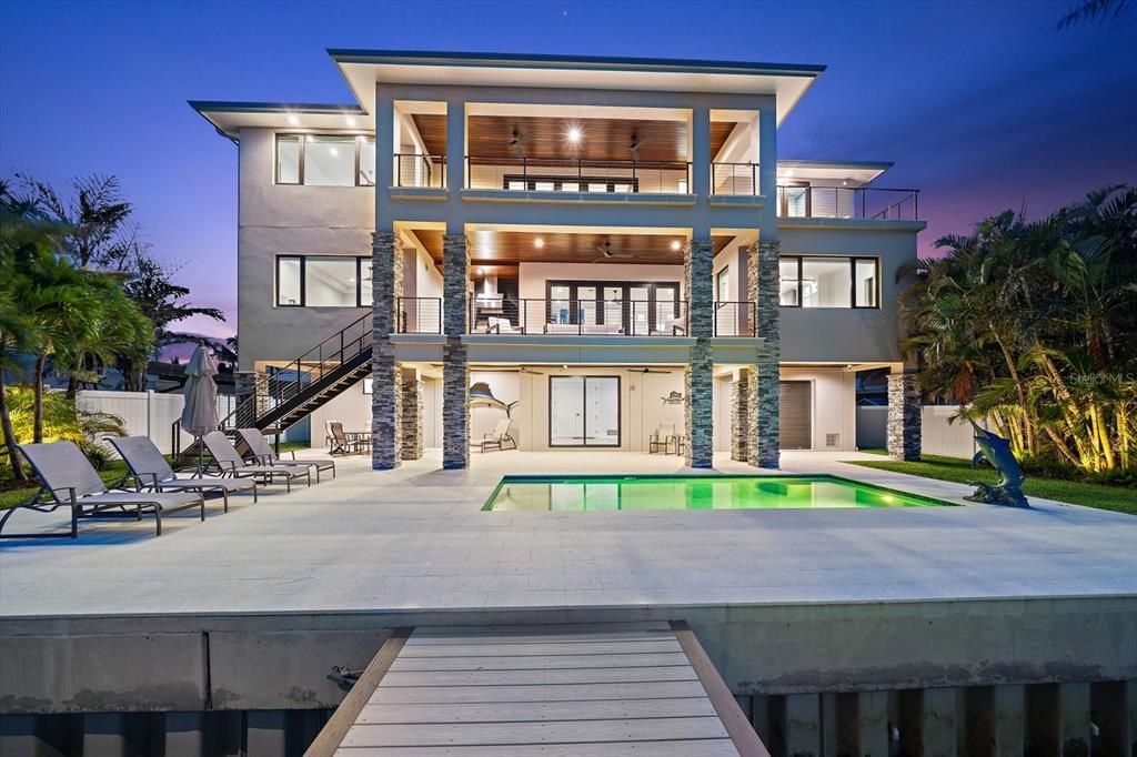 Exterior, Facade, Pool, Modern