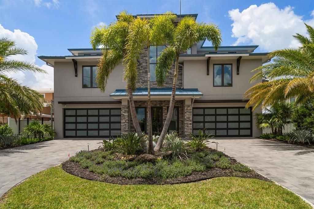 Attached, Exterior, Facade, Modern
