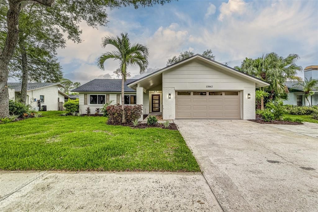 Attached, Exterior, Facade, Ranch
