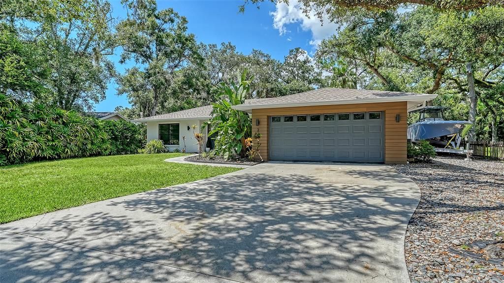 Attached, Exterior, Facade, Ranch