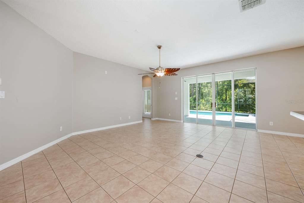 Empty room, Interior