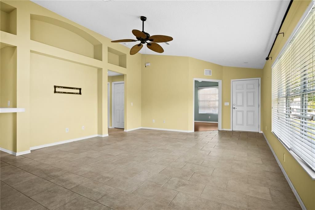Empty room, Interior
