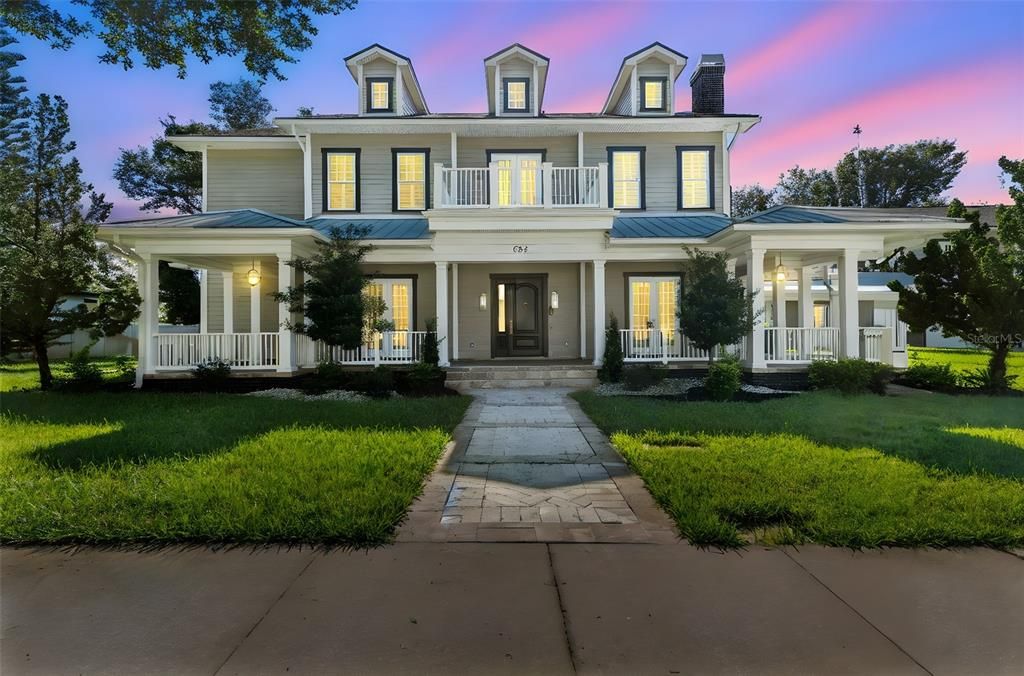Exterior, Facade, American Foursquare