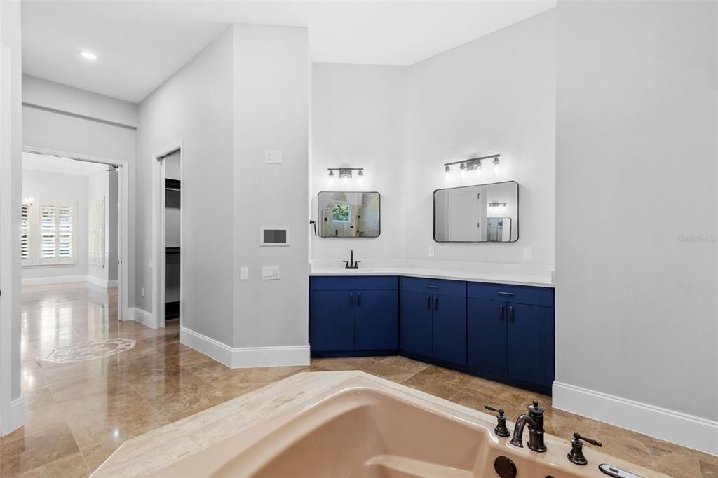 Bathroom, Dual Sink Vanities, Interior, Recessed Lighting