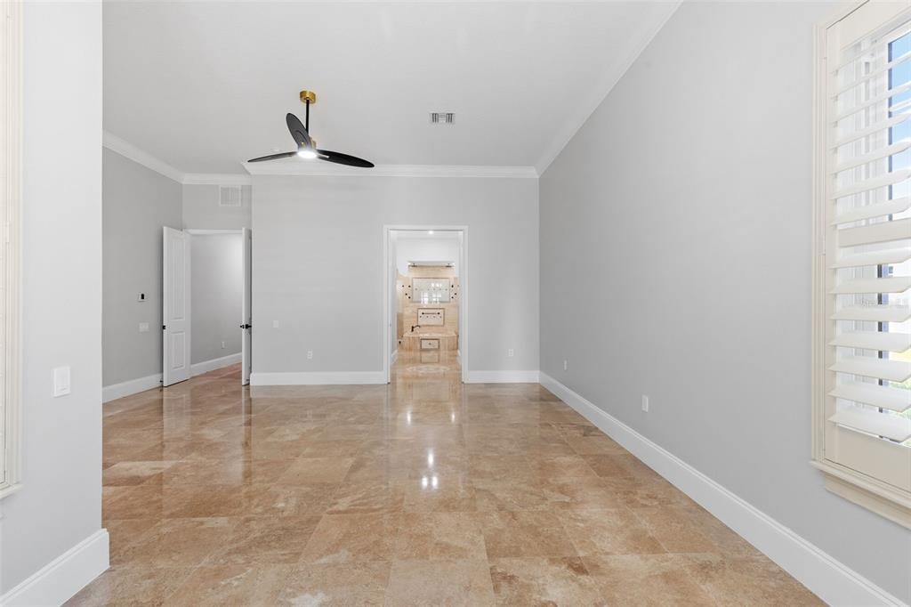 Empty room, Interior