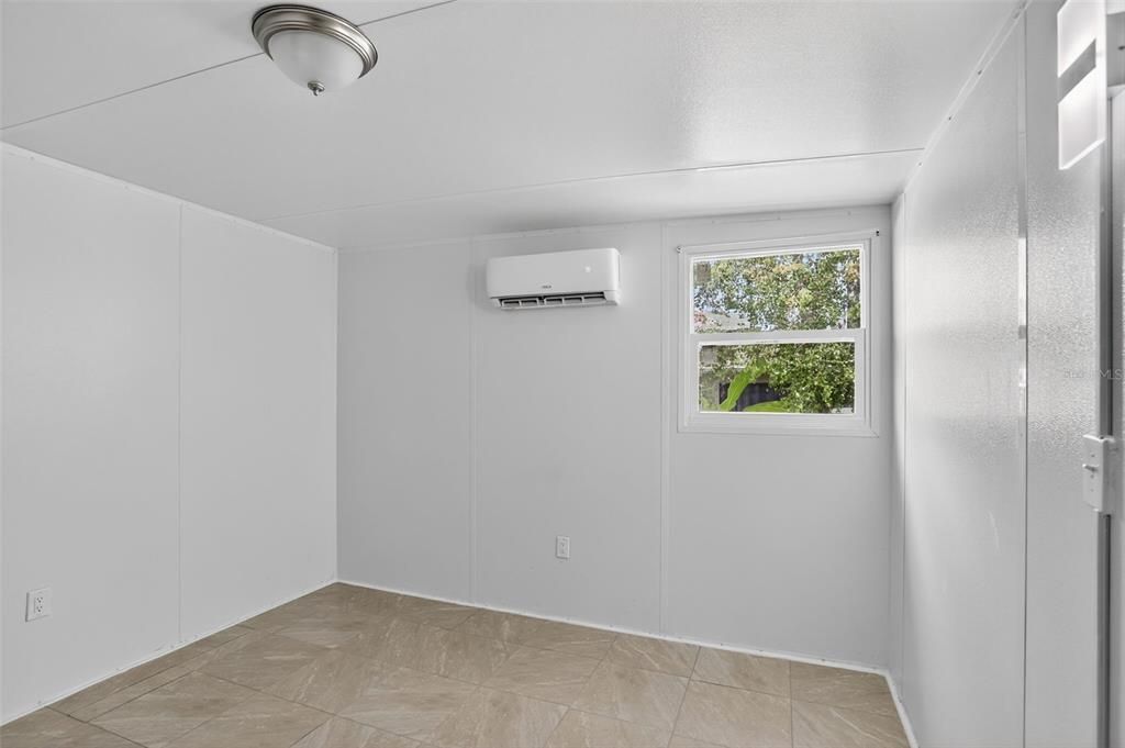 Empty room, Interior