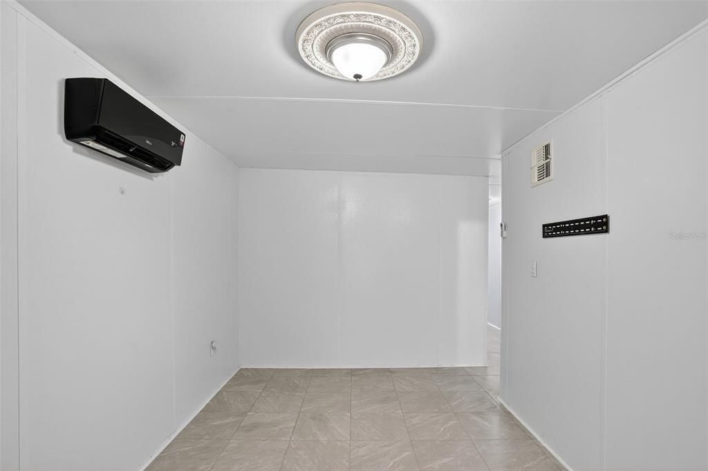 Empty room, Interior