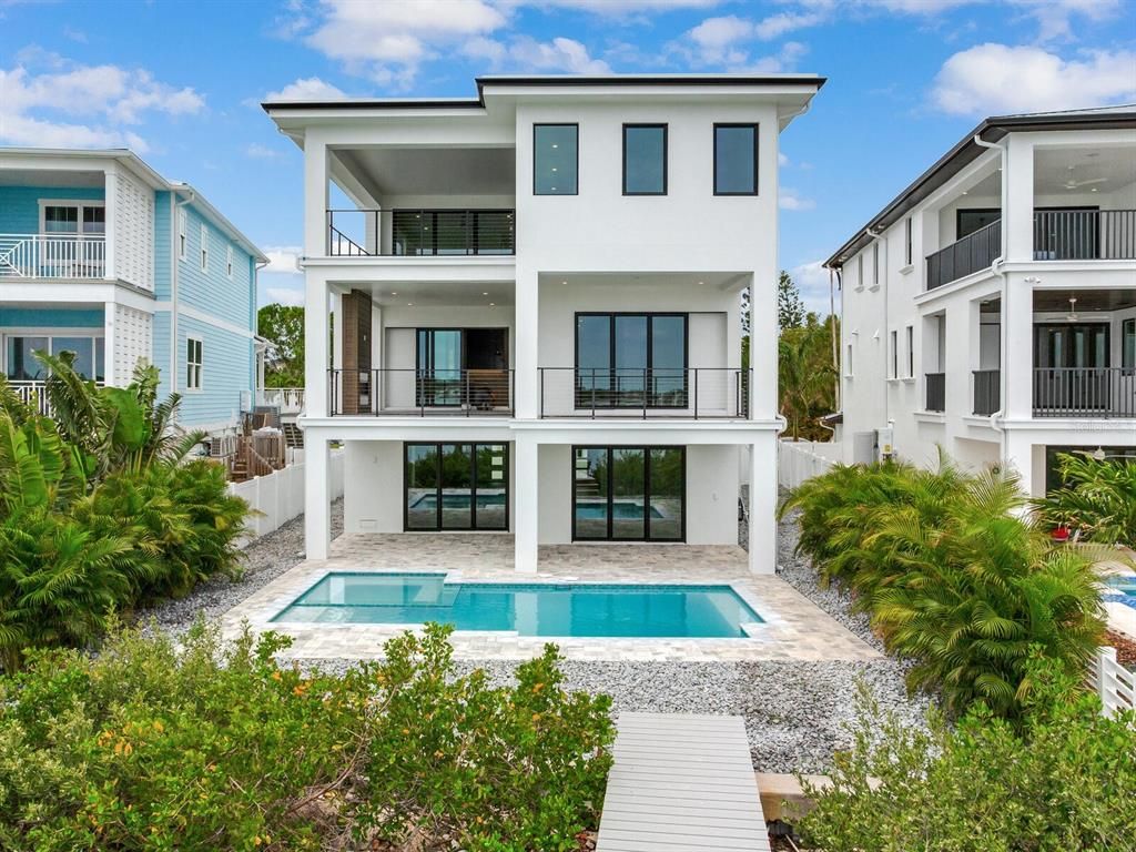 Exterior, Facade, Pool, Modern