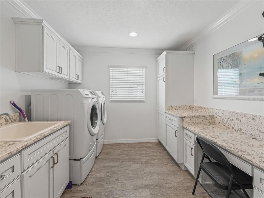 Interior, Recessed Lighting, Washer, Wood Texture Flooring