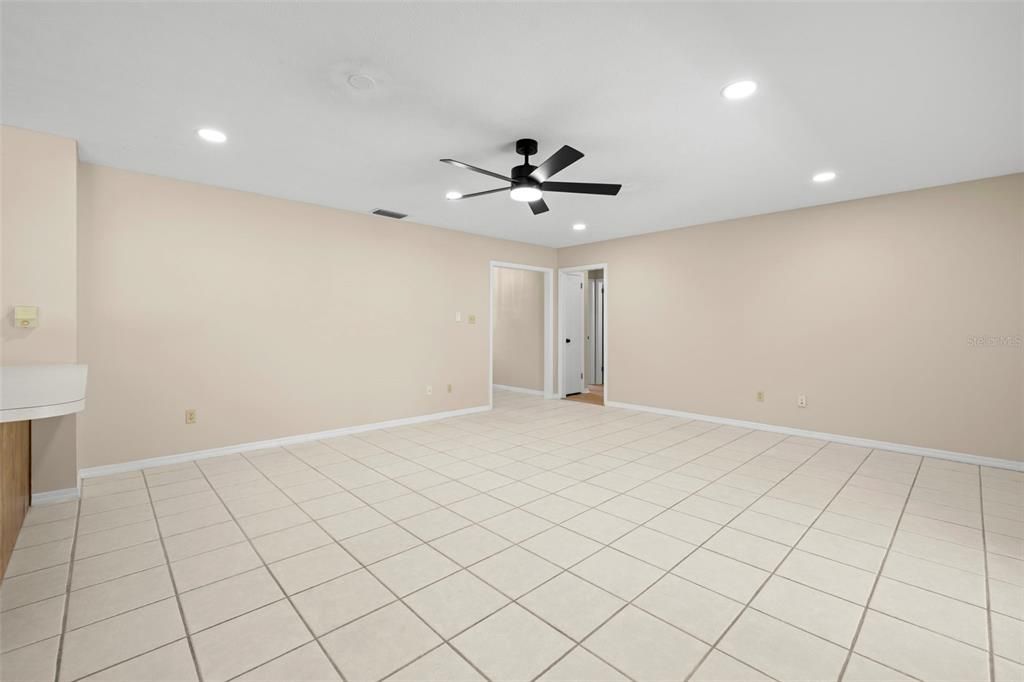 Empty room, Interior, Recessed Lighting