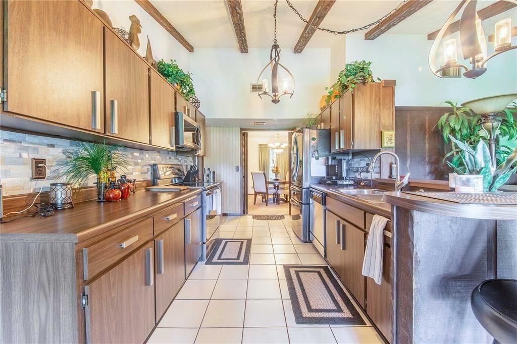 Dining room, Interior, Kitchen, Pendant Lights, Wooden Beams