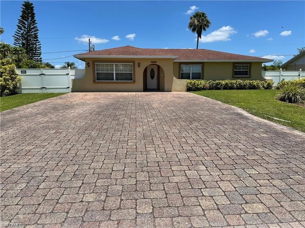 Backyard, Exterior, Facade, Ranch