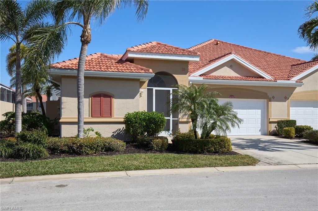 Attached, Exterior, Facade, Mediterranean