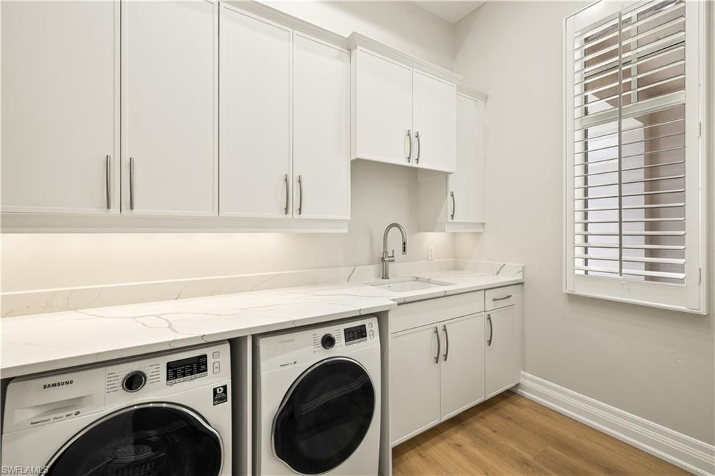 Interior, Washer, Wood Texture Flooring