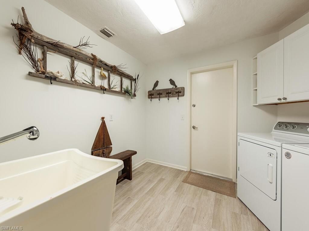 Interior, Washer, Wood Texture Flooring