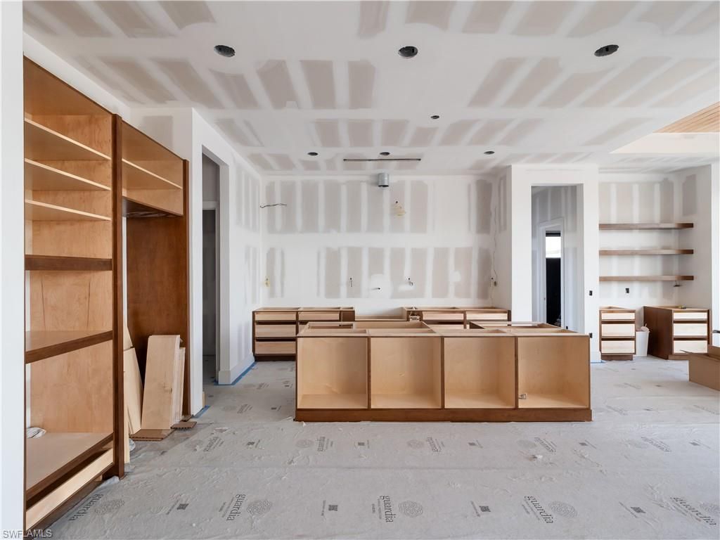 Empty room, Interior