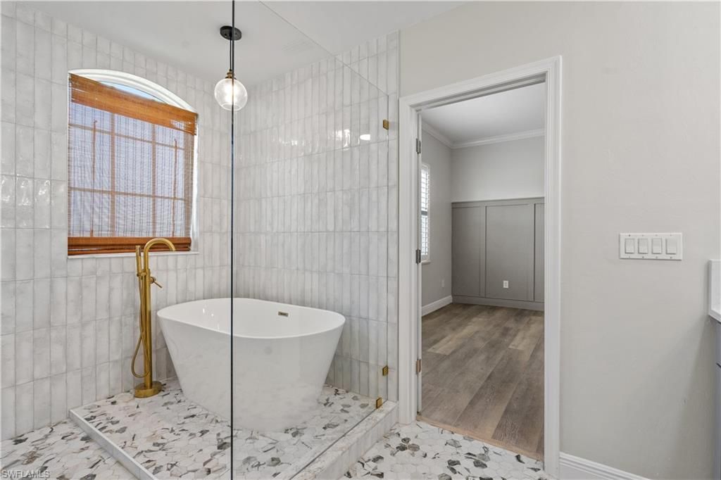 Bathroom, Free Standing Baths, Interior, Pendant Lights, Wood Texture Flooring