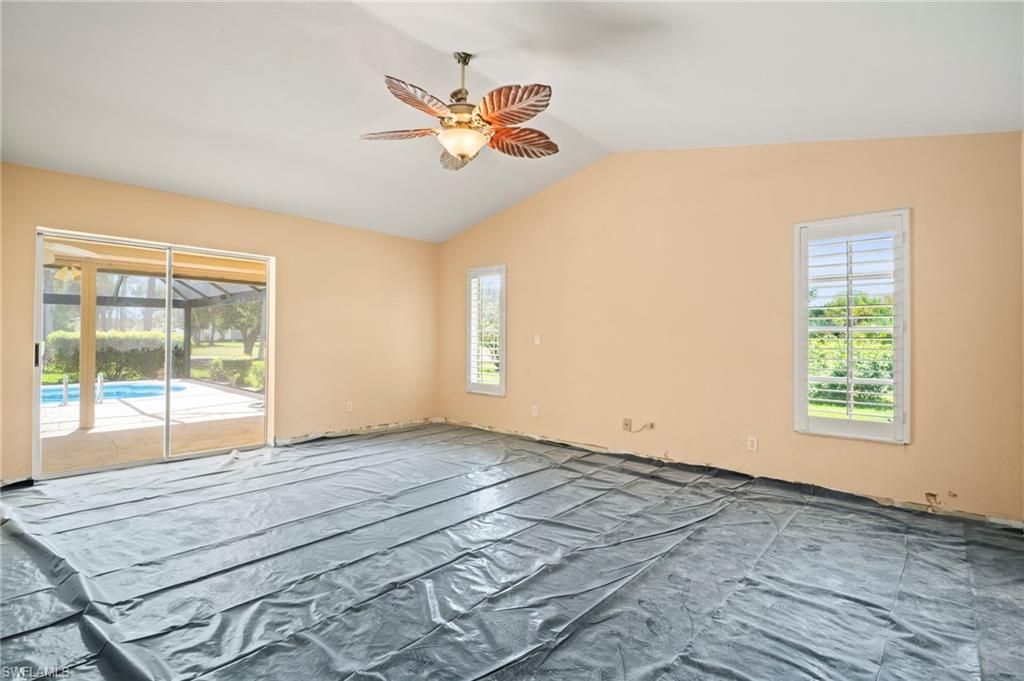 Empty room, Interior