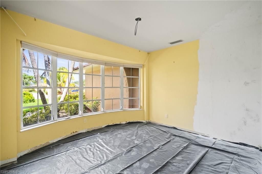 Empty room, Interior