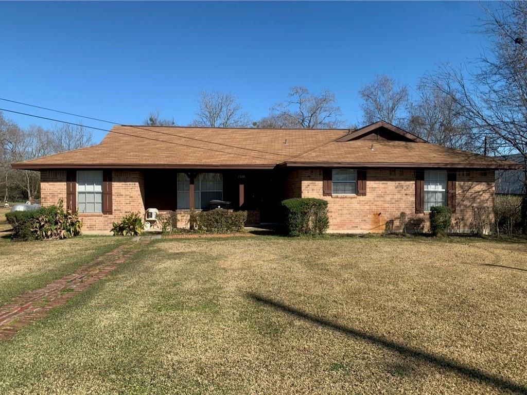 Exterior, Facade, Brick Facade, Ranch