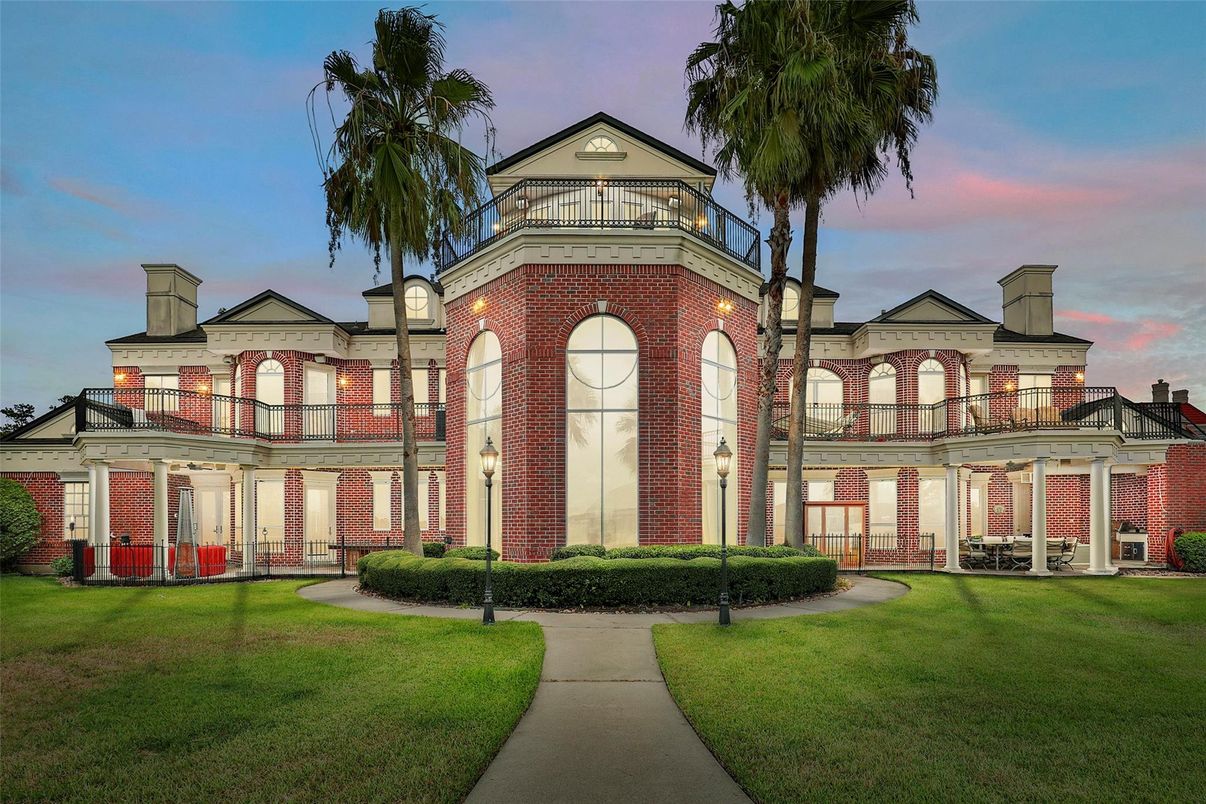 Backyard, Exterior, Facade, Brick Facade, Georgian