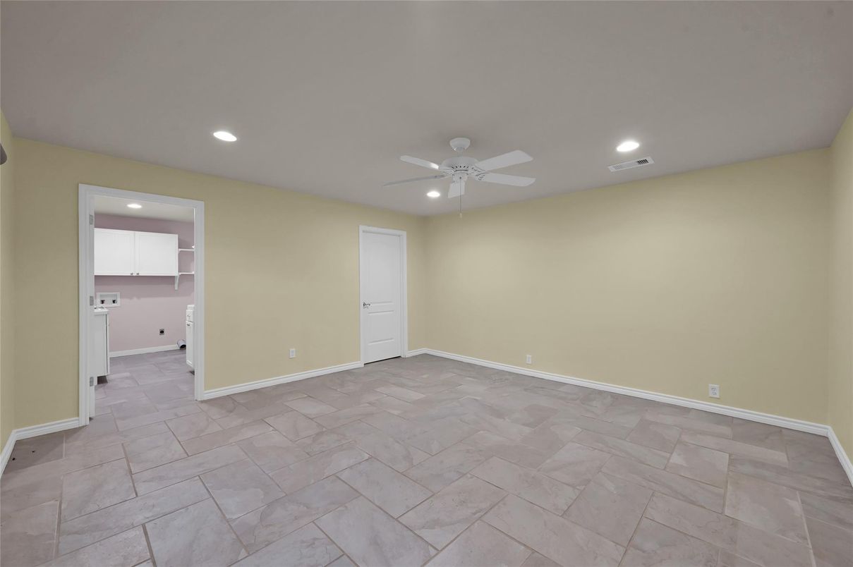 Empty room, Interior, Recessed Lighting