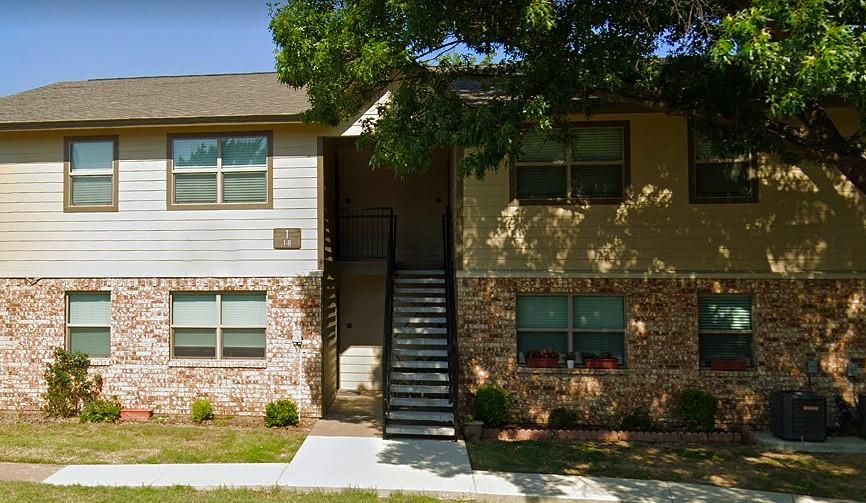 Exterior, Facade, Brick Facade, Split Level